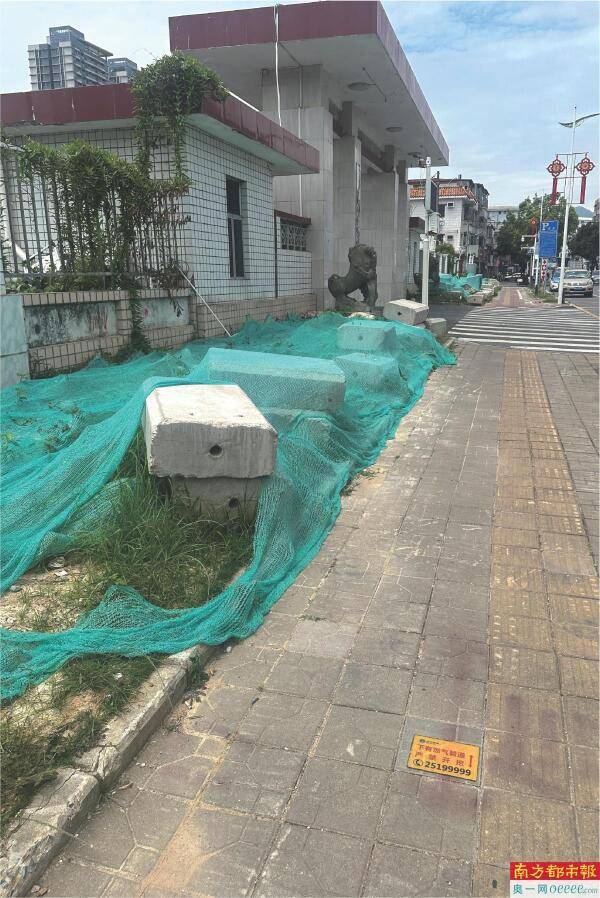 葵涌執(zhí)法隊門口 堆放材料無圍擋:pvc圍擋